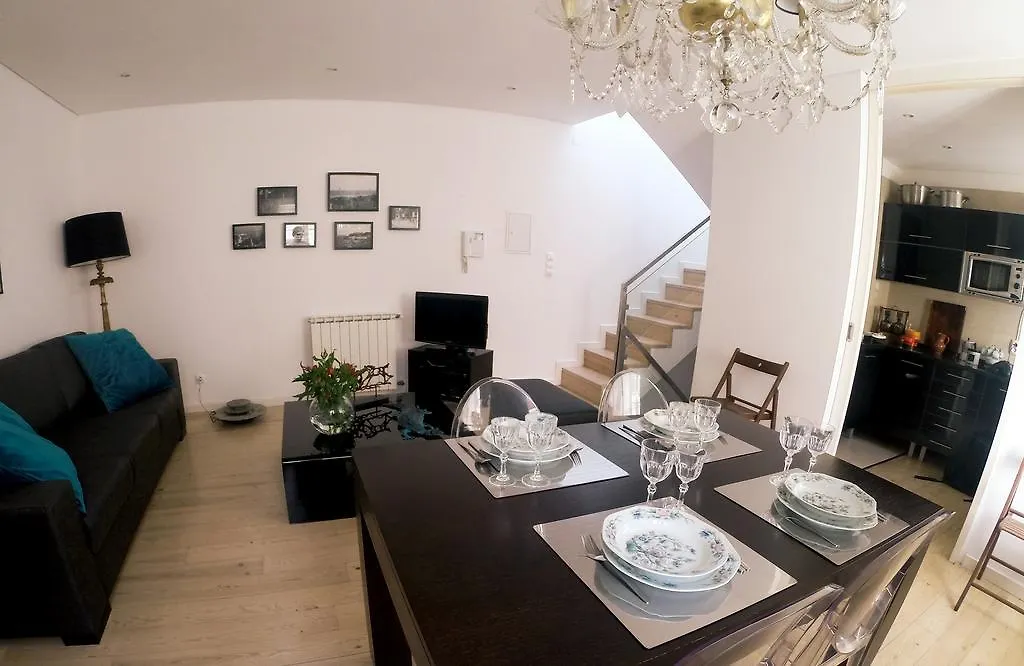 Triplex with Garage - Praça das Flores Lisboa Appartement