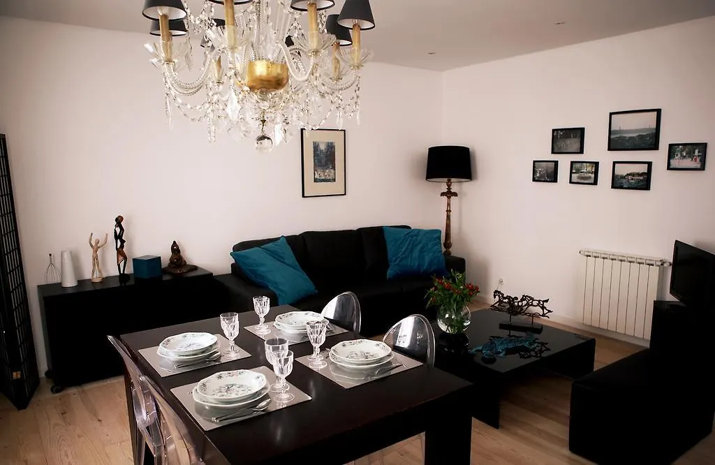 Triplex With Garage - Praca Das Flores Lisboa